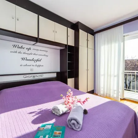 Apartment Stipe *